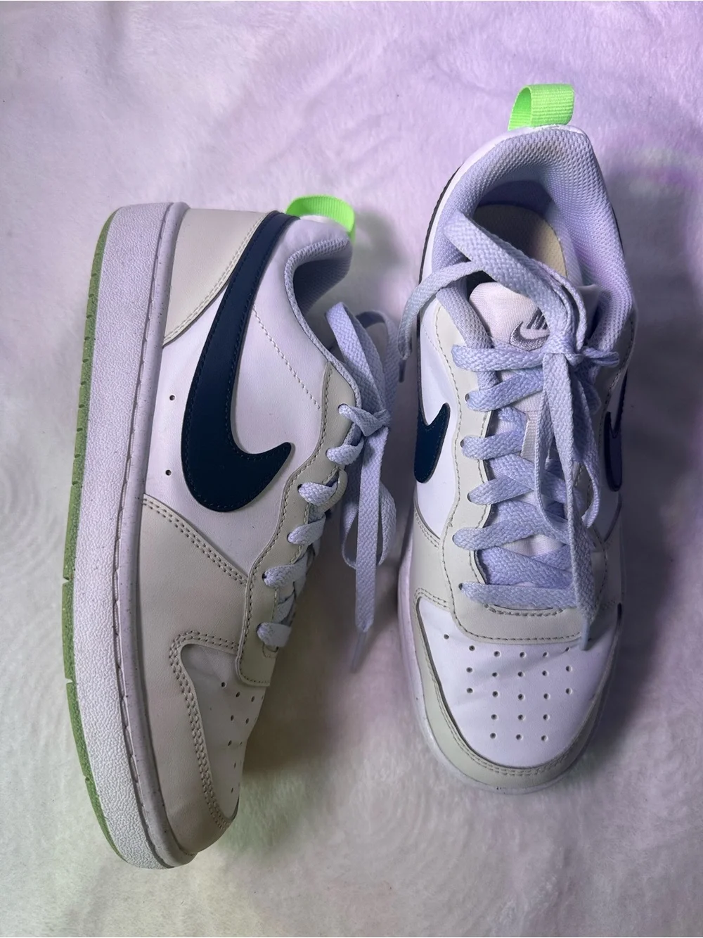 Nike Low-Top Sneaker in White with Dark Green Swoosh and Light Green Outsole